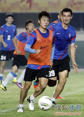 幻燈:舜天訓練楊晨上陣 德拉甘表情嚴峻不輕敵