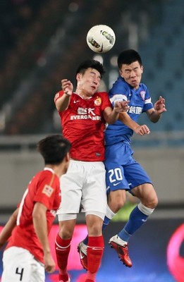 圖文-[中超]江蘇1-1恒大 孫可爭搶頭球