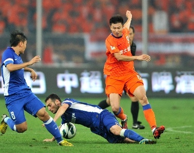中超圖:山東魯能1-2江蘇舜天 周海濱被搶斷_熱點聚焦_大眾網