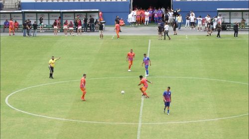 這里有一場特殊的足球賽