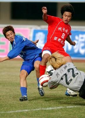 圖文:足球――中甲聯賽:長春亞泰平江蘇舜天(2)