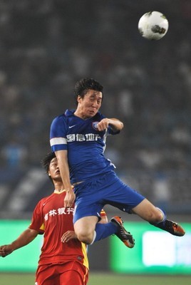圖文-江蘇舜天不敵長春亞泰 任航奮勇爭頂頭球_國內足球-中超_新浪競技風暴_新浪網