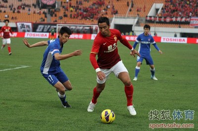 幻燈:舜天外援狂喜連擊破恒大 郜林頂偏必進球