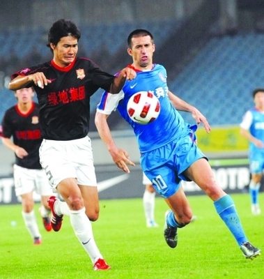 &ldquo;水貨&rdquo;外援助舜天取勝 主帥開寶馬馱百萬巨獎回家_國內(nèi)足球-中超_新浪競技風(fēng)暴_新浪網(wǎng)