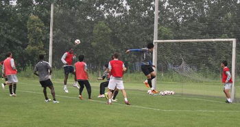 成足出征江蘇最后一練 主帥嚴(yán)厲狠抓細(xì)節(jié)