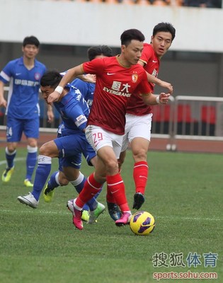 幻燈:舜天外援狂喜連擊破恒大 郜林頂偏必進球