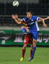 亞泰0 0舜天 達納拉赫與對手爭搶