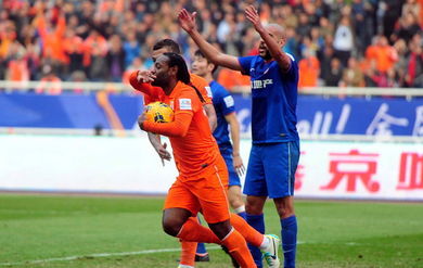 足協(xié)杯決賽首回合魯能4 2舜天 洛維戴帽2點球引爭議