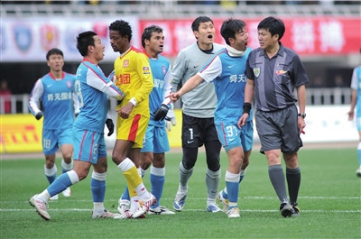 朱廣滬下課聲響徹陜西 舜天圍攻裁判4分鐘難逃處罰_國內足球-中超_NIKE新浪競技風暴_新浪網