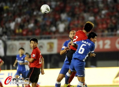 幻燈:遼蘇大戰(zhàn)球迷瘋狂 埃雷爾森頭球險些破門