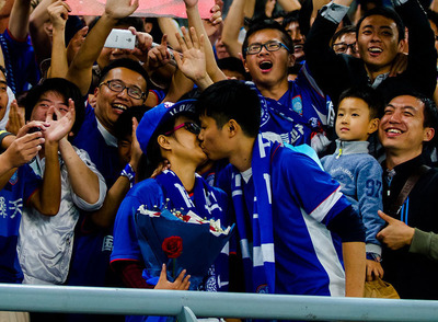 舜天球迷看臺浪漫求婚成功