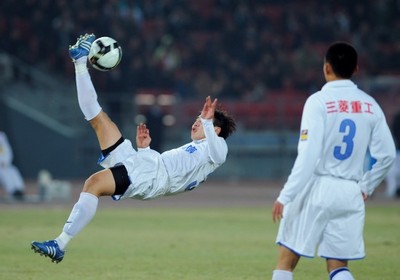 圖文-[中超]北京國安1-1江蘇舜天 秦升倒鉤傳球_國內足壇-甲A_NIKE新浪競技風暴_新浪網