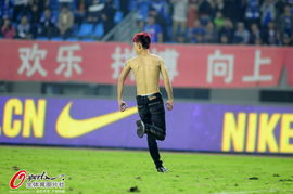 蘇魯戰(zhàn)驚現(xiàn)半裸球迷入場(chǎng) 飛奔驚呆眾球員5658776