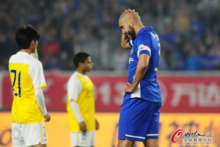 中超球員爬回場內治療成意媒笑料 這一幕真滑稽