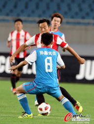 江蘇1 0成都 謝菲聯(lián)隊(duì)員防守劉建業(yè)