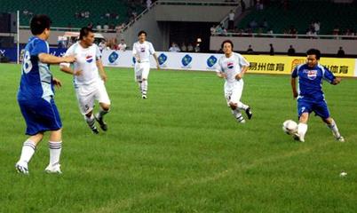 硝煙漸起！博阿斯、武磊出席發(fā)布會(huì)前遭球迷噓聲謾罵，舜天足球引發(fā)爭(zhēng)議